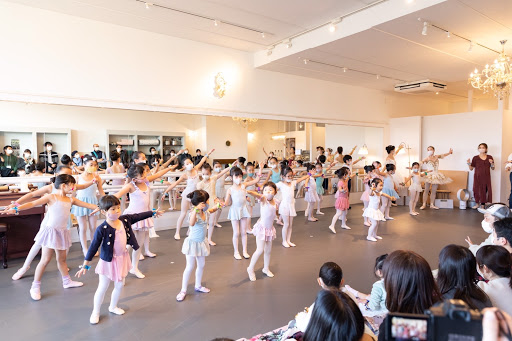 ダンススクール The Star World Ballet & Cafe 多摩平の森スタジオ 株式会社ザ・スター・ワールド・バレエ